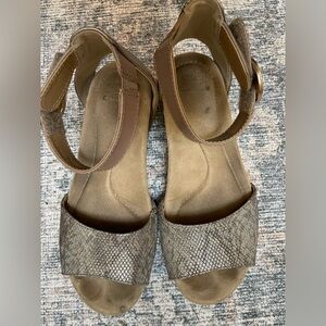 Earth Oragins wedge strap sandals